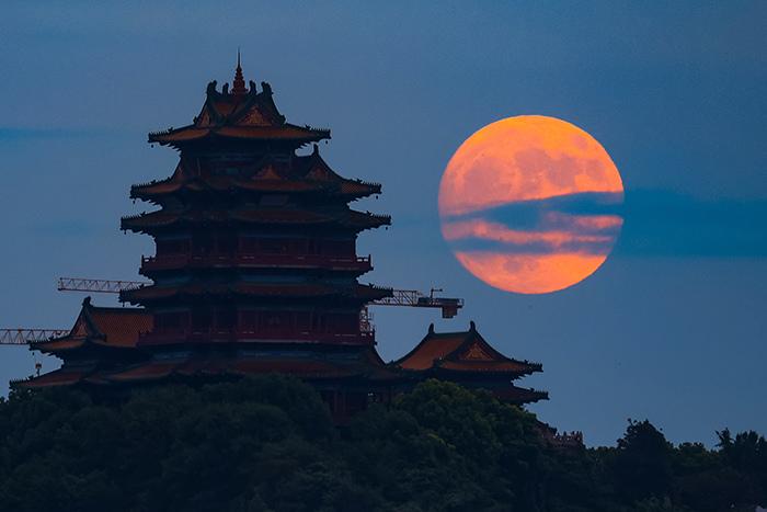 多地升起圓月點綴中秋夜色